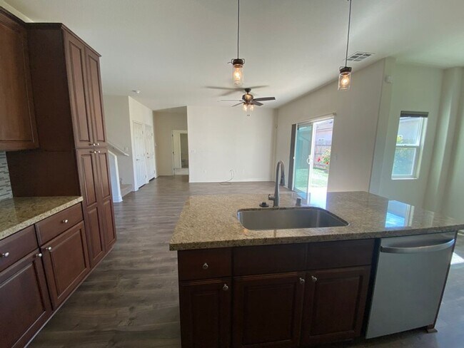 Building Photo - Like New Spacious Home in Gated Community