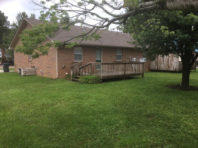 Foto del edificio - 745 Bradley Dr