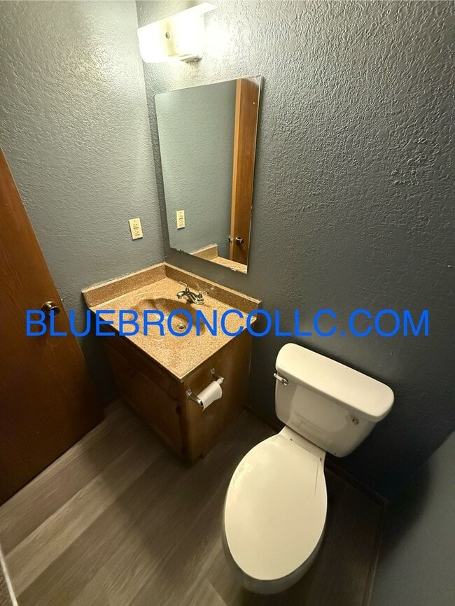 Foto del edificio - New flooring and fresh paint in this spaci...