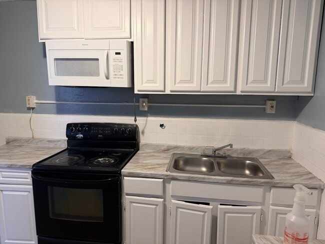 Building Photo - 4 Bedroom House