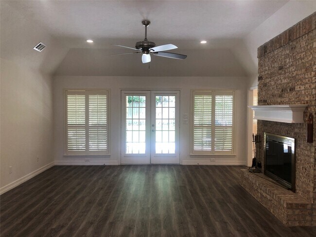 Foto del edificio - 135 Lakeside Dr