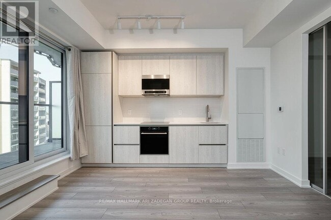 Photo du bâtiment - 120 Broadway Ave