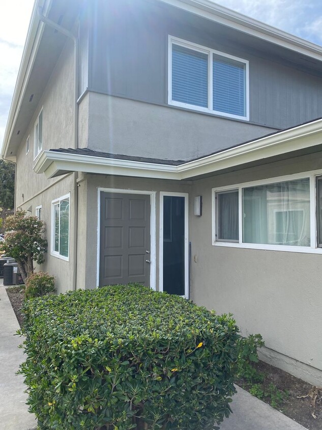 Foto principal - 2 Bed, 1 bath Conejo Creek Condo!