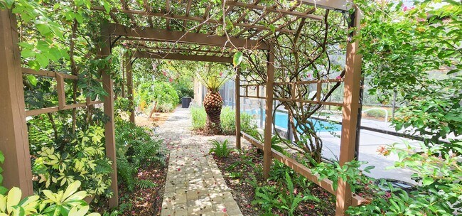 Foto del edificio - Beautiful Pool Cabana Fully Furnished- Tur...