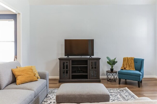 Foto del edificio - 15881 Elaine Ct