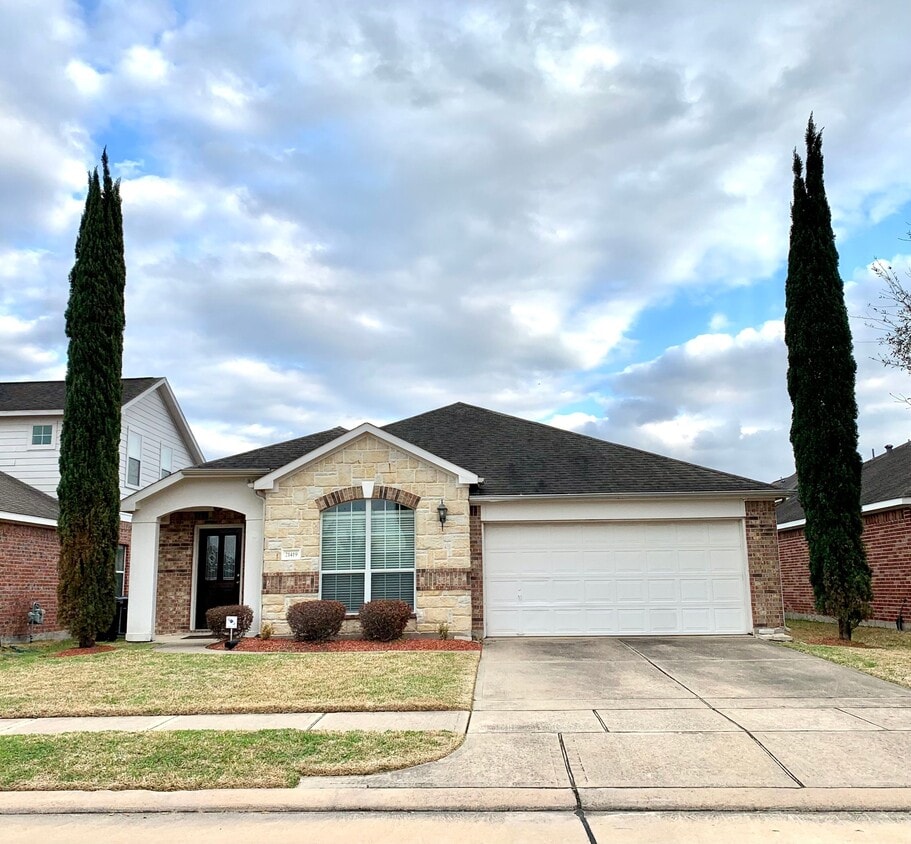 Primary Photo - 21419 Colton Cove Dr