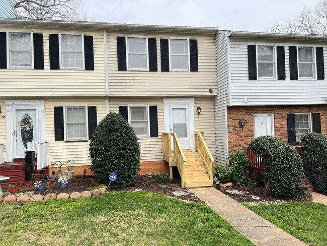 Foto del edificio - 3 Bedroom Townhouse Near Downtown Durham