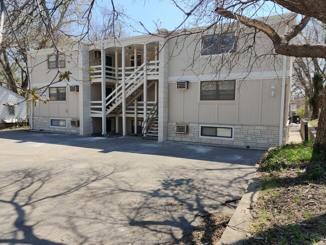 Building Photo - 1219 Claflin Rd