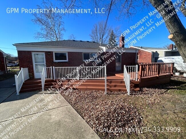 Building Photo - 2431 Pinetree Dr