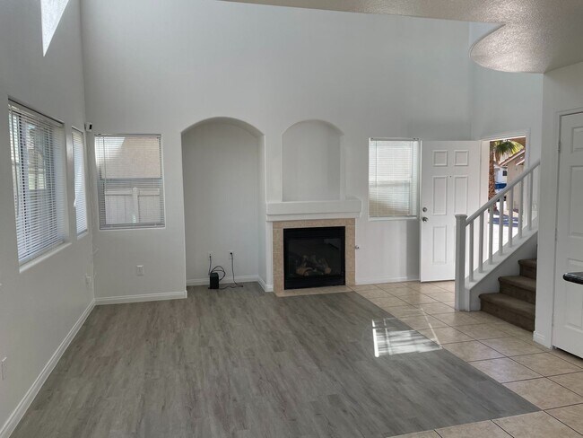 Building Photo - Cozy 3 Bedroom Home With Huge Bark Yard