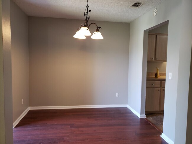Building Photo - 906 Malibu Dr