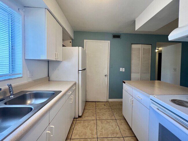 Foto del edificio - All inclusive 2 bed/ 1 bath condo in Hidden Lakes - Coming Soon near Downtown SRQ