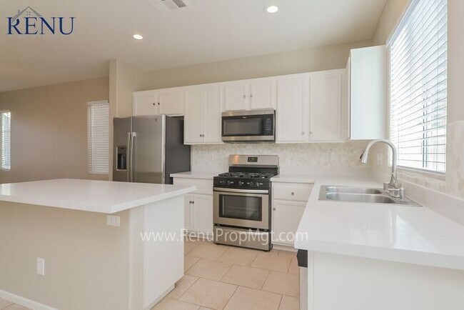 Foto del edificio - Now Available!