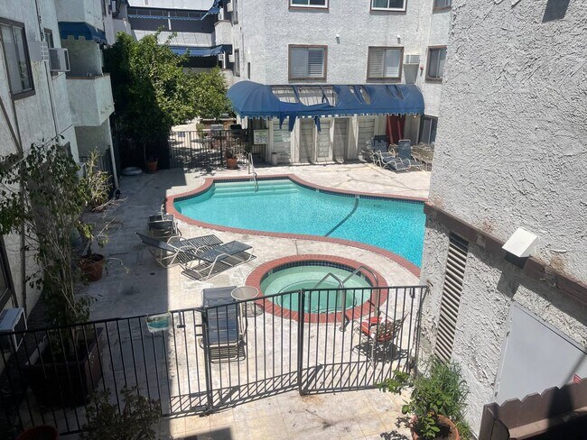 Foto del edificio - 18530 Hatteras St
