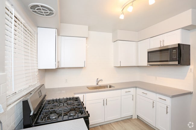 2BR, 2BA - Coastline - 880 SF - One @ Old Town