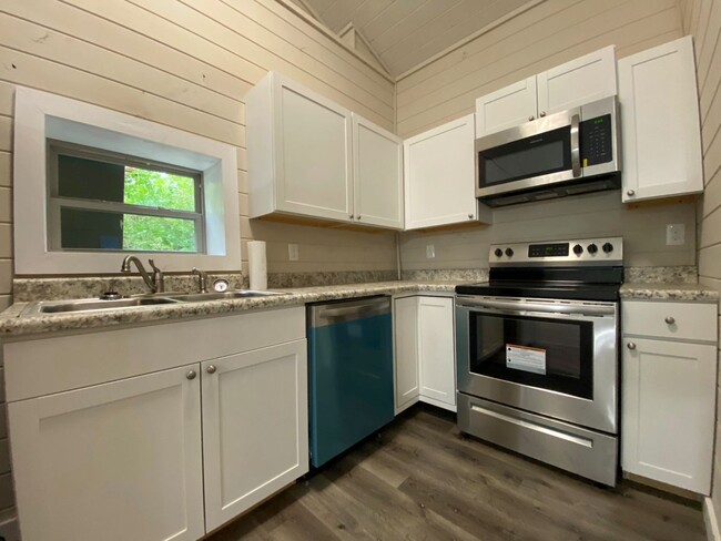 Building Photo - Super Convenient & Brand New Sevierville C...