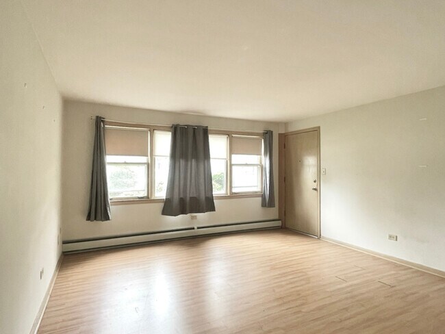 Building Photo - 8304 W Forest Preserve Dr