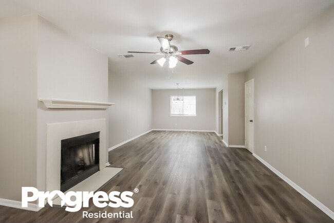 Building Photo - 18450 Hollow Oaks Cir