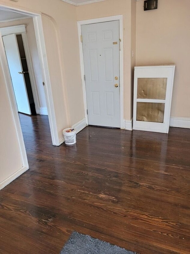 Primary Photo - 3rd FL apt with private entrance, off St. ...