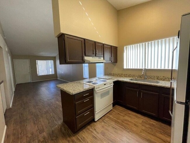 Foto del edificio - 3221 E Crescent Ave