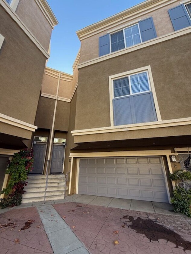 Foto principal - Condo in highly sought-after Vantage Commu...