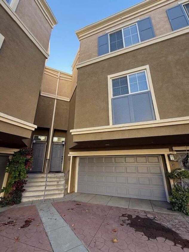 Primary Photo - Condo in highly sought-after Vantage Commu...
