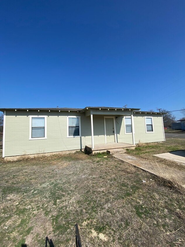 Foto principal - Charming newly renovated 3 bedroom 2 bath ...