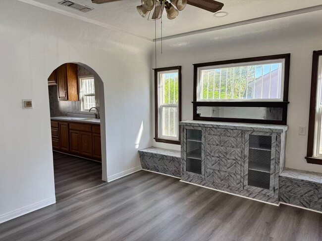 Building Photo - 1140 S San Antonio Ave