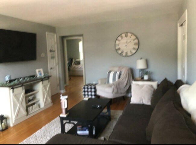 Living room - 4 Midland Rd