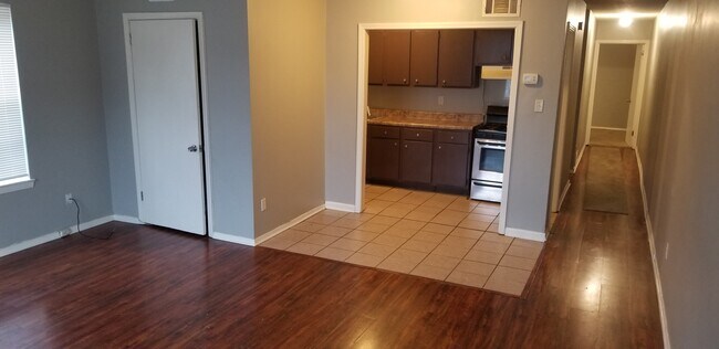 Foto del edificio - 1307-09 Halcomb ln