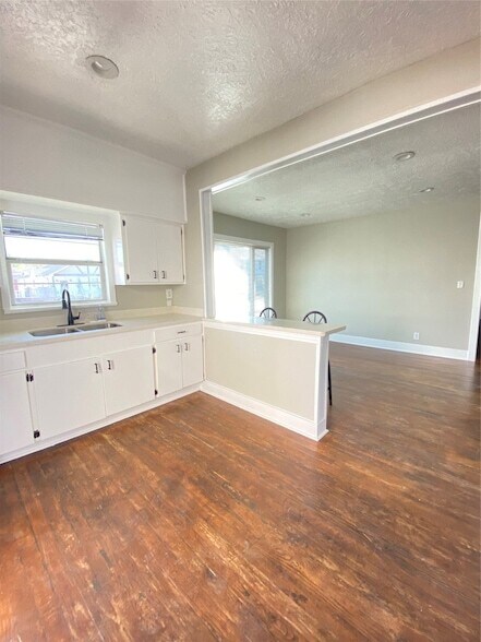 Building Photo - 706 Dumble St