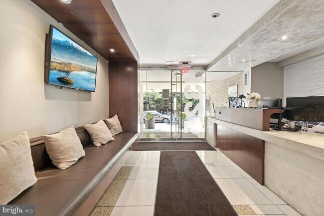 Foto del edificio - Spacious Renovated Dupont Circle Condo Walking Distance to Metro!