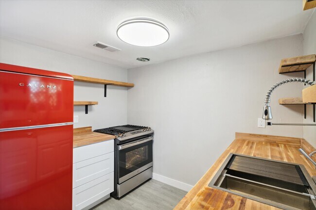 Todos los electrodomésticos nuevos y la iluminación realzan la cocina. - 327 N 16th Ave