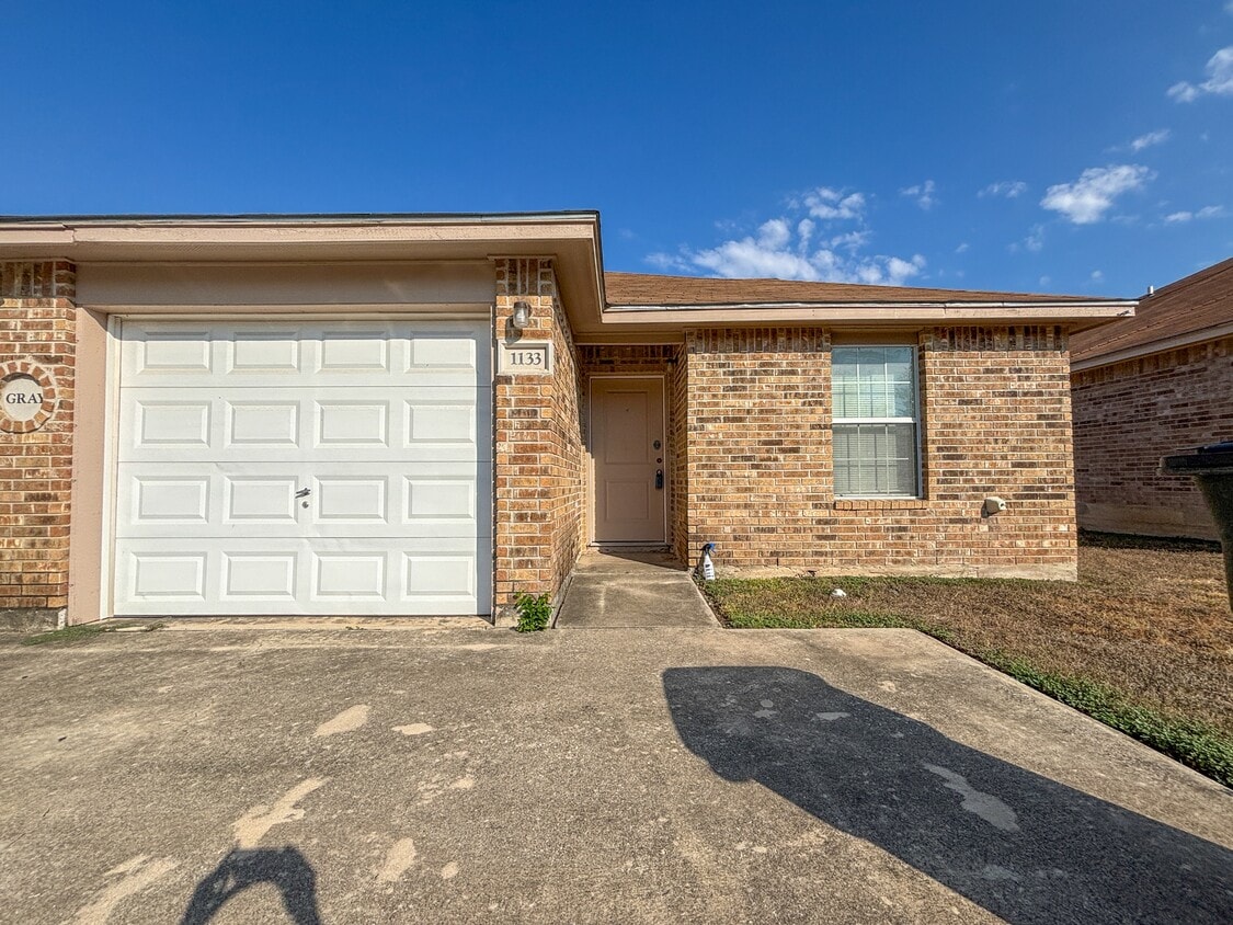 Foto principal - 1133 Misty Acres Dr