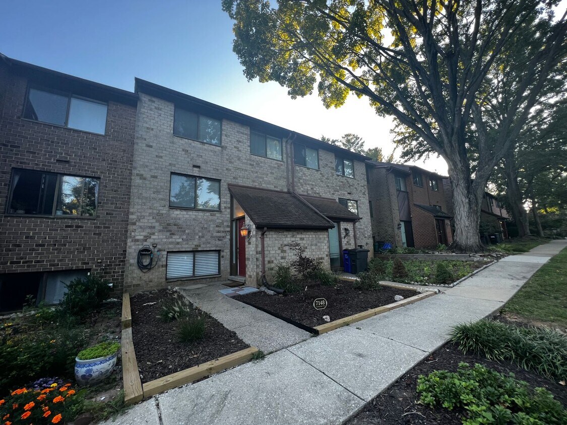 Foto principal - Amazing 4 BR/3.5 BA Townhome in Columbia!