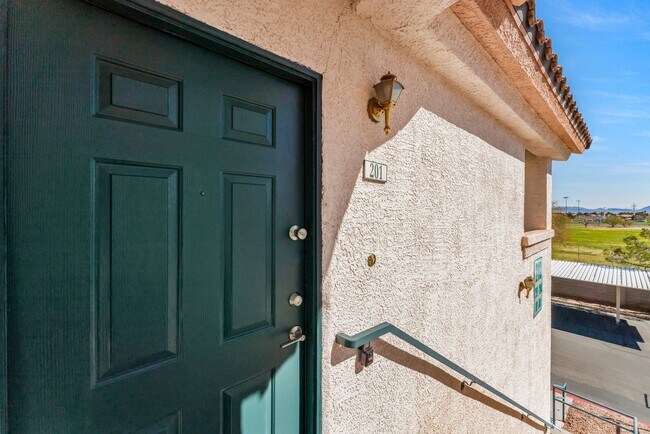 Foto del edificio - Bright & Stylish Condo with Fireplace and Private Balcony in a Resort-Style Community!