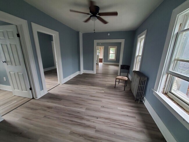 Building Photo - Upper 2 bedroom unit with all utilities in...
