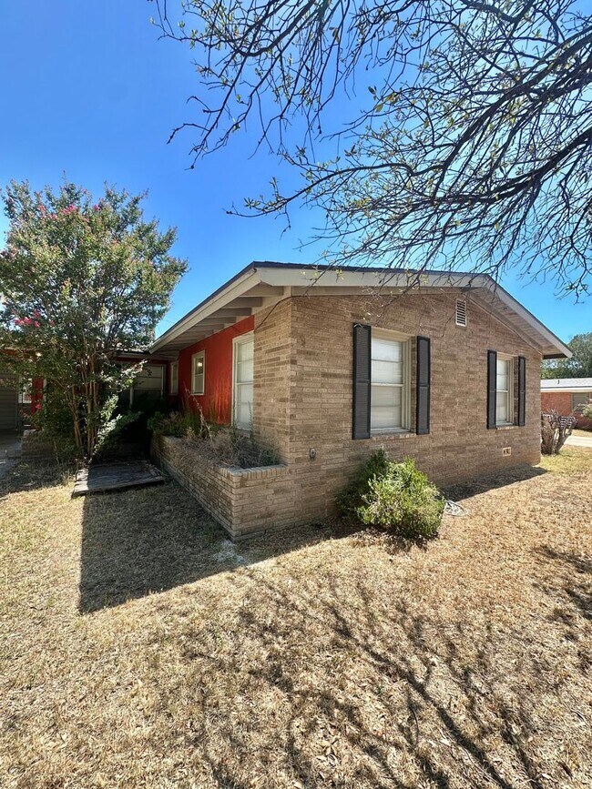 Foto del edificio - COMING AVAILABLE IN JULY - 3 Bedroom Home ...