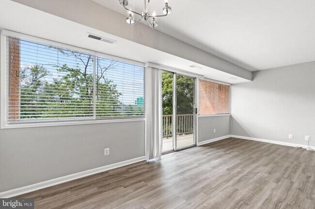 Building Photo - 5801 Quantrell Ave