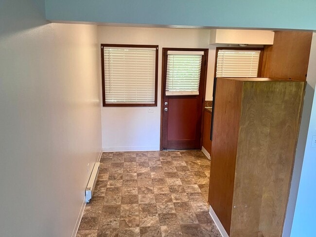 Building Photo - Single level 2 bed flat meets Midcentury COOL