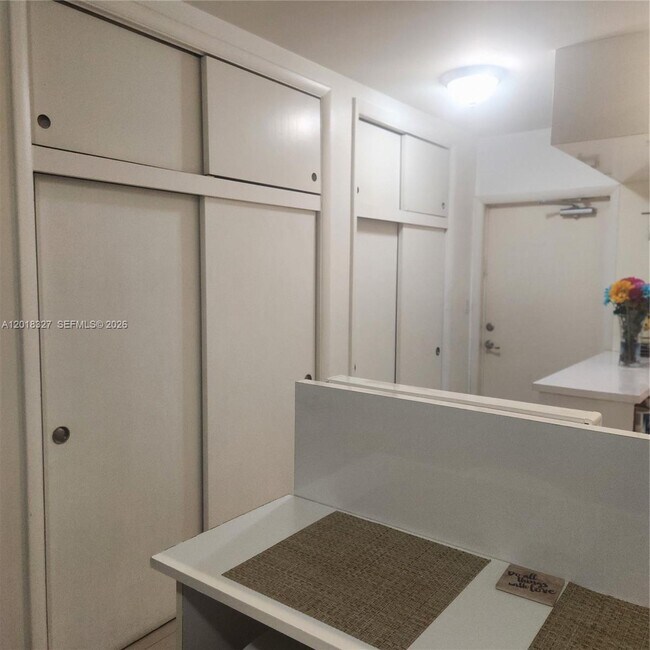 Foto del edificio - 6580 Santona St