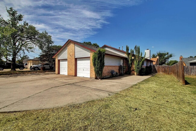Building Photo - Room in Duplex on Luther Dr