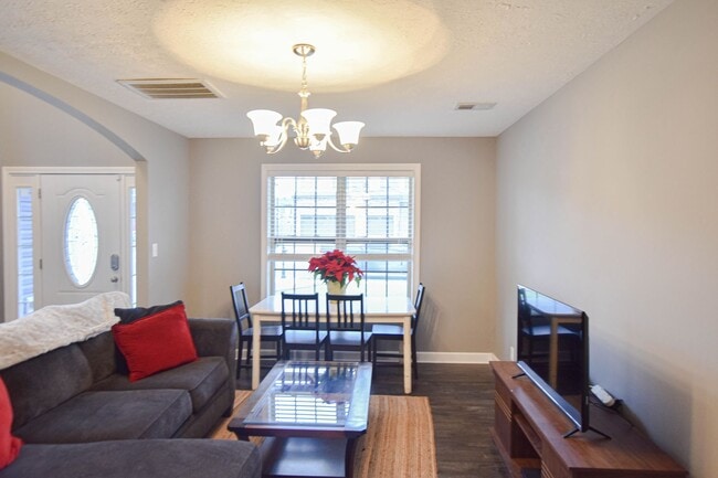 Building Photo - Pet Friendly Four Bedroom!