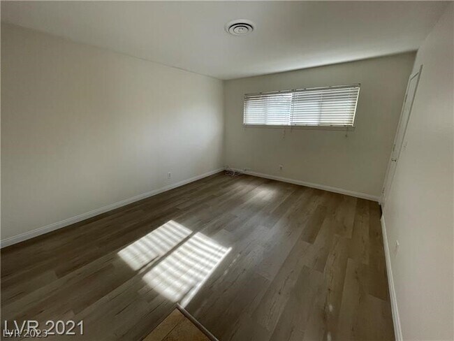 Foto del edificio - 4587 Coachman Cir