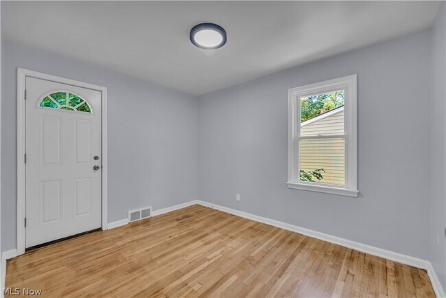 Building Photo - 15506 Westview Ave