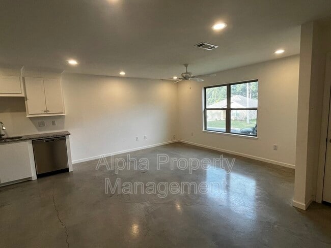 Building Photo - 246 Skylane Dr