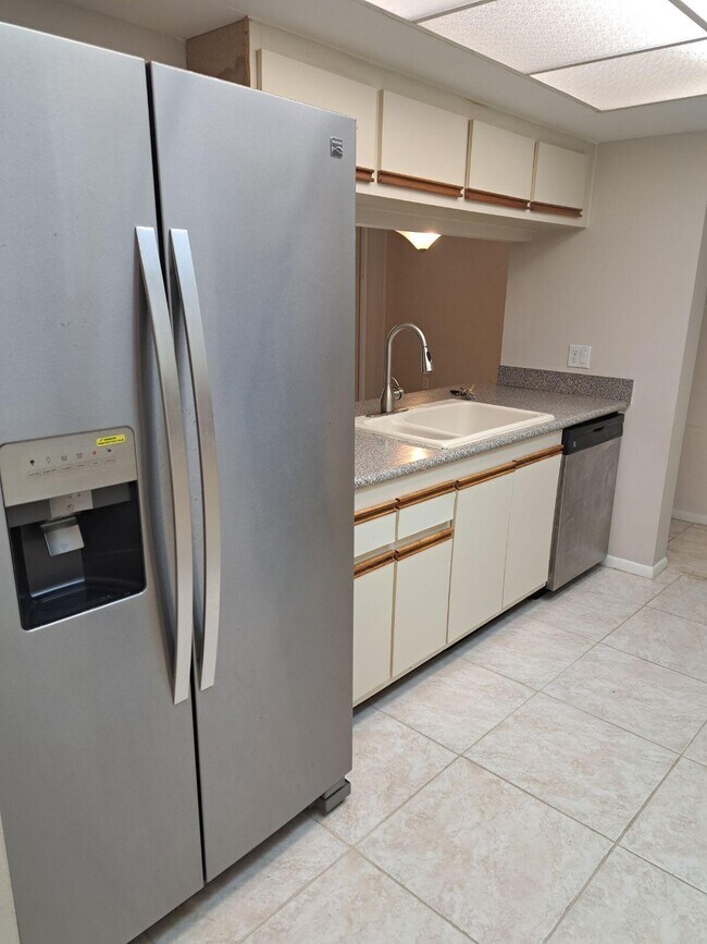 Building Photo - 820 Lavers Cir