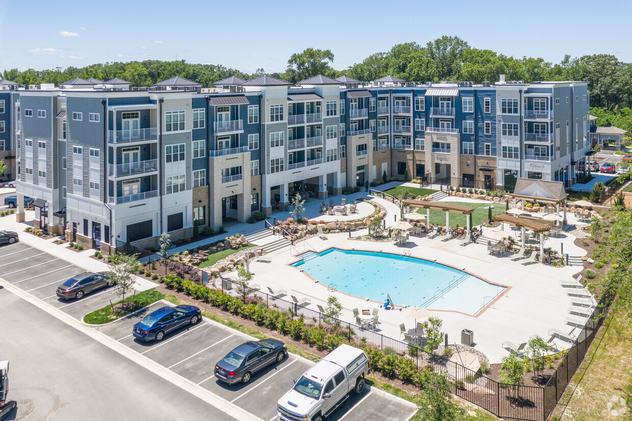 Community Pool - 3800 Acqua at Bridgeport