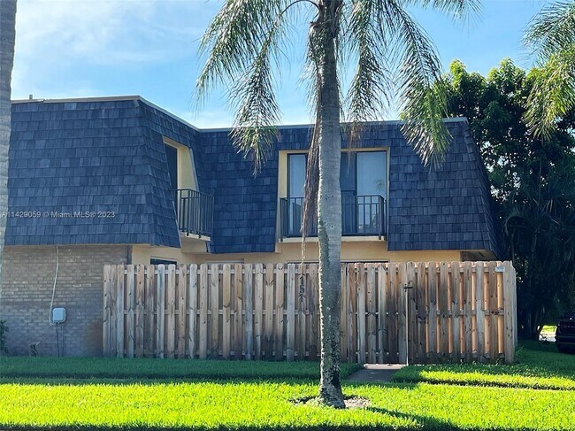 Foto del edificio - 151 Woodland Rd