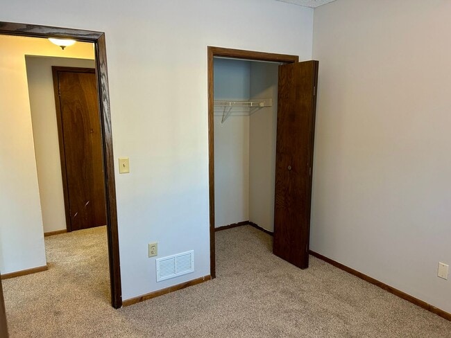 Building Photo - 3 Bed 1 Bath New carpet and paint!